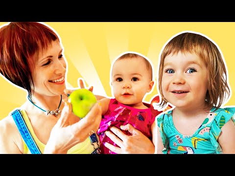 Bianca e Marta si divertono al parco giochi e in piscina. Video e giochi per bambini