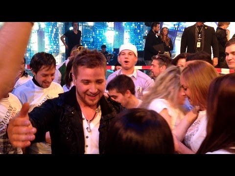 Simone Mangiapane begrüßt seine Anhänger