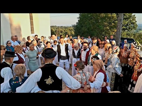 VELIKO KOLO U NARODNIM NOŠNJAMA ISPRED CRKVE U CVITOVIĆU(POVODOM SVETOGROKA)-VESELI KORDUNAŠI...