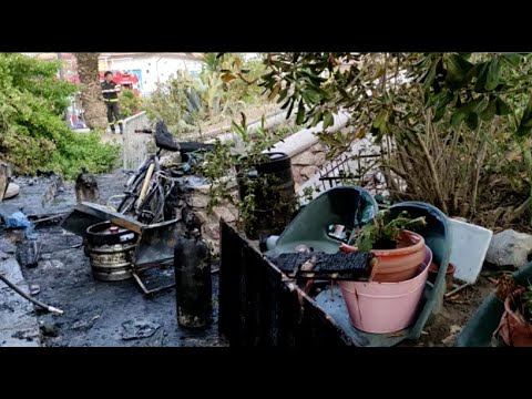 GROSSETO - L'incendio distrugge un locale a Marina di Grosseto