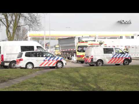 Persoon onder vrachtwagen bij tankstation A28 Zwolle, slachtoffer overleden