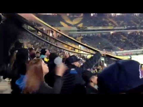 "La hinchada de Peñarol frente a Liverpool| Clausura 2016." Barra: Barra Amsterdam • Club: Peñarol