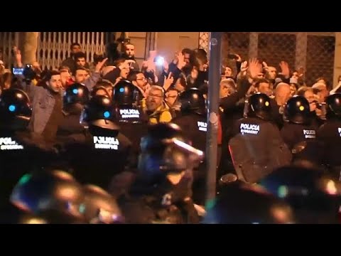 شاهد اشتباكات بين شرطة كتالونيا ومواطنين على خلفية زيارة ملك إسبانيا للإقليم …