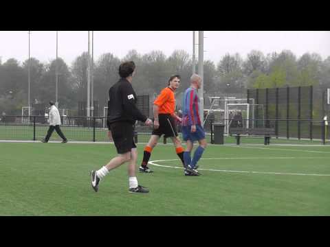 28 apr 2012 VV De Meern 8 - CSW 8 com 4-1 vol lof over de man in het zwart