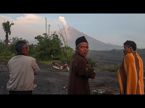 Vulkan Semeru in Indonesien bricht aus: glühende Ascheströme, Evakuierungen