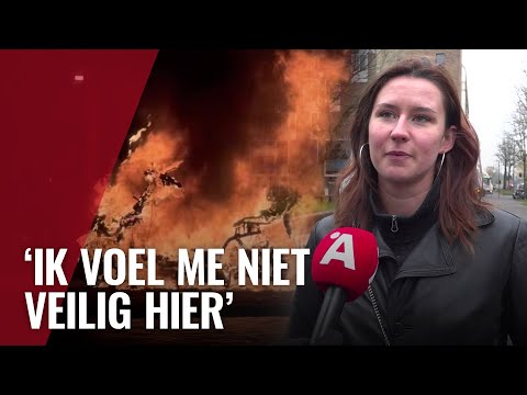 Scooter en auto's op IJburg gaan in vlammen op