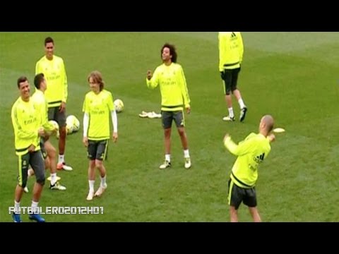 James falls into the rondo and Cristiano laughs at him and imitates ◉ Real Madrid ◉ 2016
