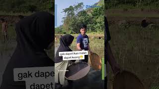 Tak Gengsi meski Tubuhnya Kotor, Momen Ibunda Lesti Kejora Turun ke Empang Cari Ikan Jadi Sorotan