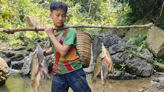 The boy went to the stream to catch a huge flock of migratory fish to sell and grill the fish to eat