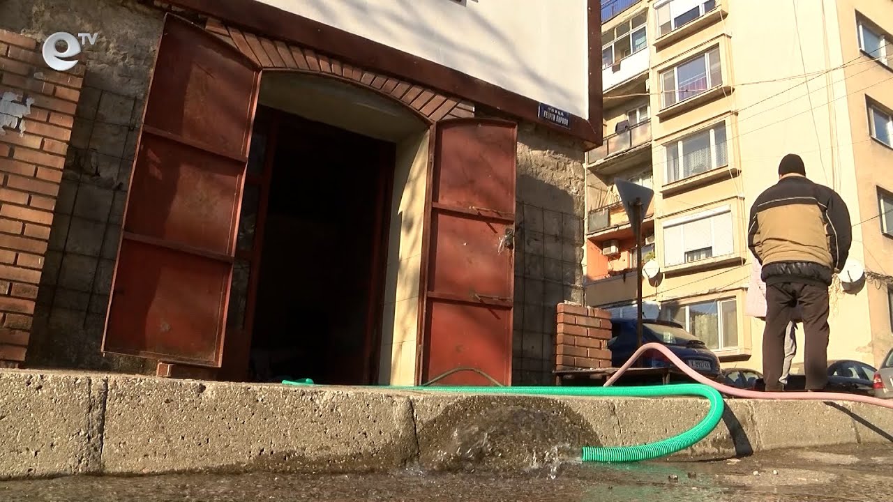 Близо седмица семейство от Хасково източва вода от мазето си след ВиК-авария на съседна улица