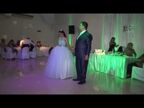 Padre e hija sorprenden a los invitados con su vals de los 15 (Milagros Barrionuevo)