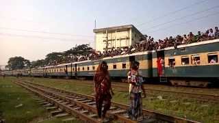 preview picture of video 'Train Journey in Bangladesh Before Eid...'