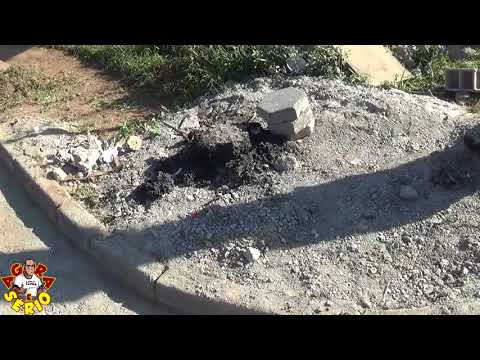 Prefeitura de Juquitiba limpa calçada de terreno abandonado sem muro e sem calçada no centro da cidade