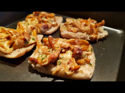 Easy chanterelles toast