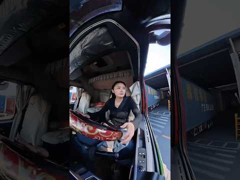 Kĩ năng lùi xe đầu kéo điêu luyện của nữ tài xế China xinh đẹp #truckdriver #trucking #trucklife