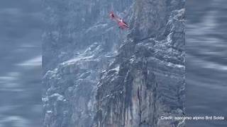 Alpinista in difficoltà sull'Ortles, si alza in volo l'elicottero: le immagini del salvataggio a ...