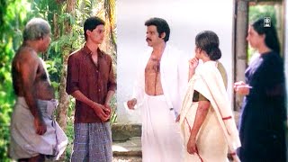 ഇളയമകൻ കുറ്റിഭീടിയൊക്കെ വലിച്ചുതുടങ്ങിയിരിക്കുന്നു | Kudumbapuranam Movie Scene