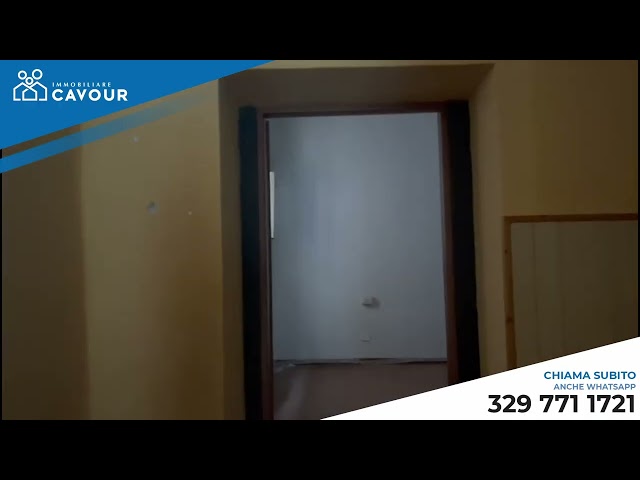 Negozio con vetrina in via Felice Monaco a Vercelli