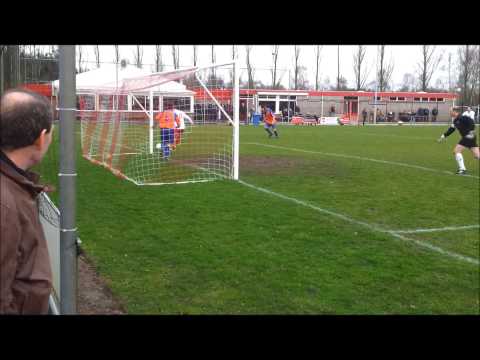 Heukelum 1 - ONI 1, Tim Schwebke ziet de bal ongelukkig op de paal komen