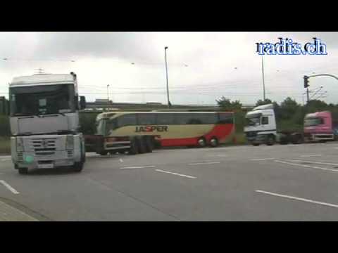 Schwerlastverkehr im Hamburger Hafen