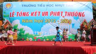 preview picture of video 'HOC SINH TRUONG TIEU HOC NHUT TAN BIEU DIEN THOI TRANG LOP 1'