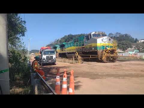 Trem de minério prefixo m304 descendo carregado passando por Cachoeira Escura Belo oriente MG 