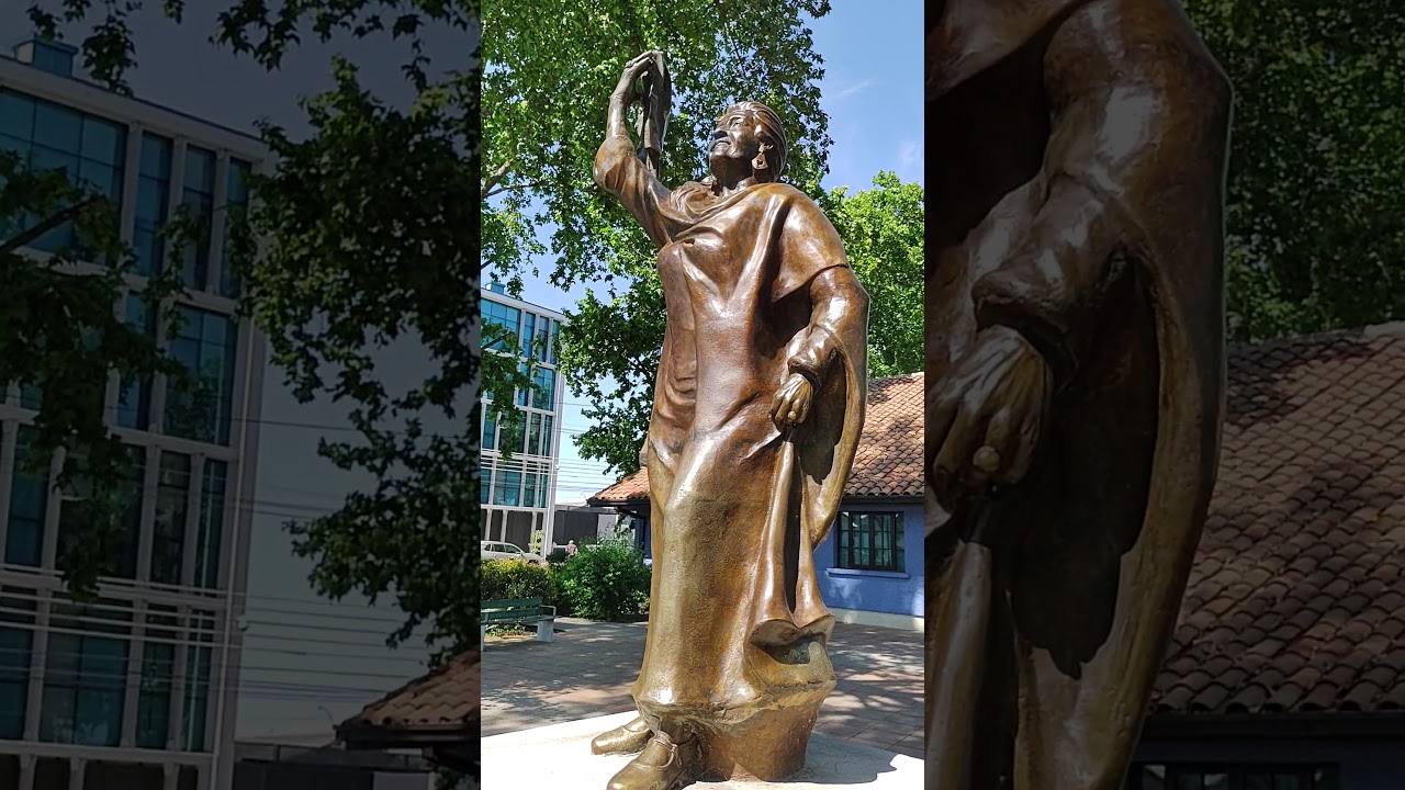 Escultor de estatua que homenajea a “Margot Loyola Palacios” denuncia grave daños a obra que se ubica en la Alameda de Linares