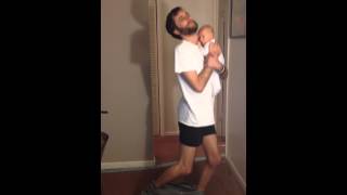 Как одеть штаны с ребенком на руках - Видео онлайн