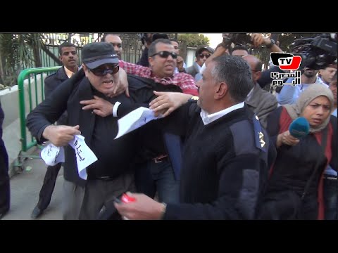 توفيق عكاشة يحرض أنصاره أمام البرلمان: «اضربوا الراجل ده» 