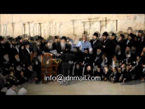 Visnitz Rebbe Visits The Kotel Nissan 5772