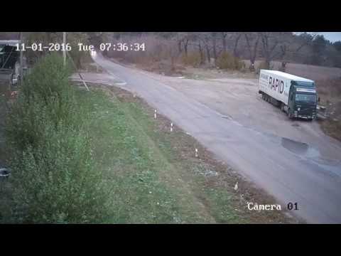 Из-за лужи улетел с дороги и перевернулся