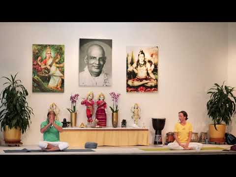 YOGA "Ankommenstunde" mit Jenny - Yoga Vidya Mittelstufe Live - 16:30 Uhr 15.08.2021