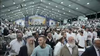 סרטון קצר מההדלקה המרכזית במירון תשפ"ה (הרב שמואל אליהו) - התמונה מוצגת ישירות מתוך אתר האינטרנט יוטיוב. זכויות היוצרים בתמונה שייכות ליוצרה. קישור קרדיט למקור התוכן נמצא בתוך דף הסרטון