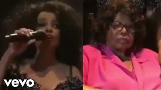 Diana Ross le canta &quot;You Are Not Alone&quot; a Katherine Jackson (en memoria a su hijo Michael Jackson)