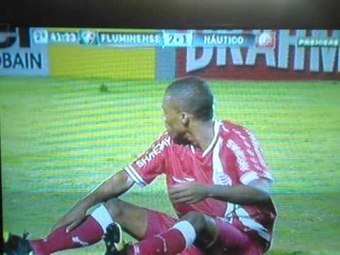 Fluminense x Náutico - "Falta" do Valencia que gerou o pênalti não marcado a favor do Náutico