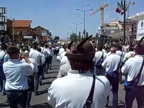 Veci Fanfara Julia - Adunata Alpini L'Aquila 2015 - Inno Alpini - Sfilata Tribuna