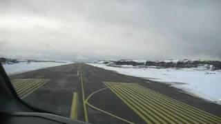 preview picture of video 'Wideroe Dash 8 cockpit view landing Rørvik, Norway'