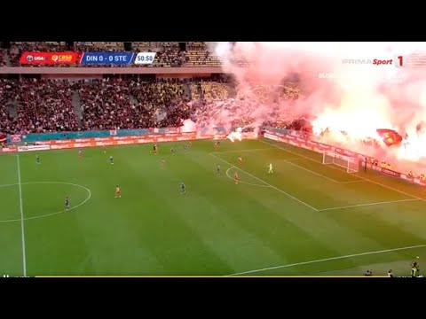 Fanii Stelei au aruncat cu torţe în tribuna dinamovistă. Meciul, întrerupt 7 minute