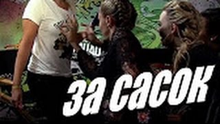 Кара Делевинь ущепнула за сасок Марго Робби и Karen Fukuhara