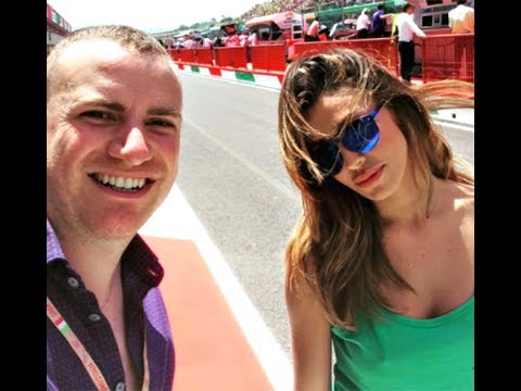 Belen Rodriguez, tifo caldo al Mugello in jeans e canottiera