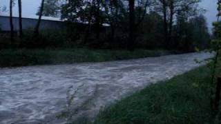 preview picture of video 'Povodně Jablunkov, Návsí 17. 5.  2010 - část 1.'