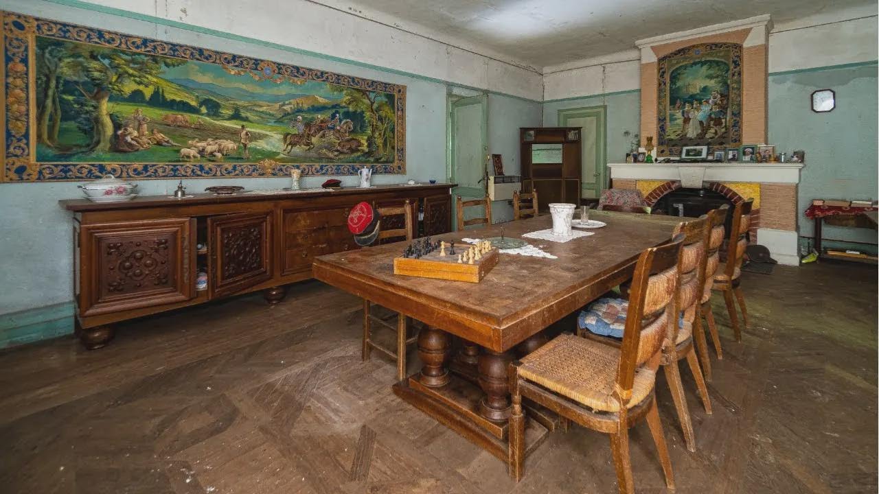 A Casa dos Poltergeists ~ Incrível Mansão Abandonada Escondida na Floresta!