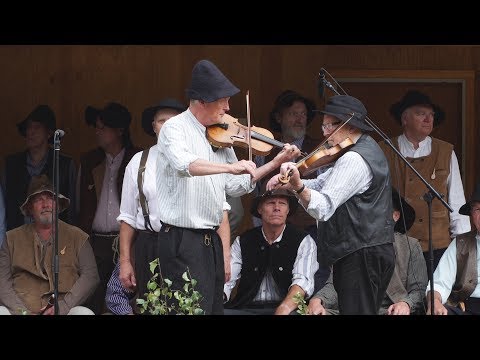 Saxdalens manskör. Sangspillet, Helgdagskväll i timmerkojan