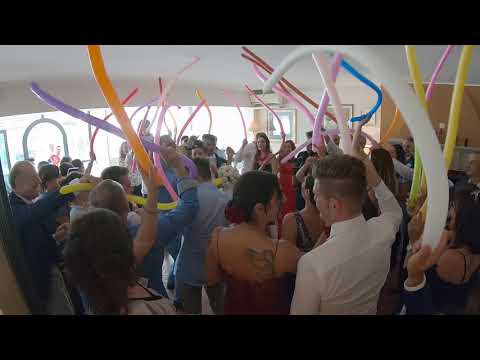 Ingresso Sposi al Ristorante Travolgente e Divertente con Palloncini Colorati - Francesco Barattucci