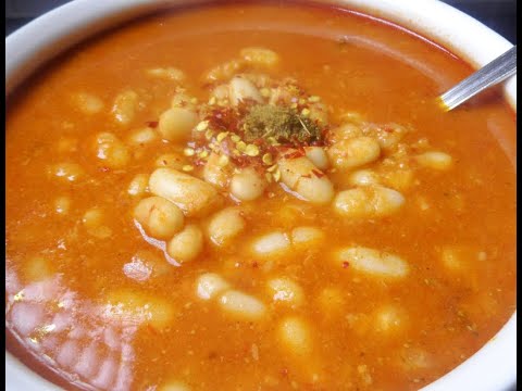 Haricots blancs à la harissa, préparés à la manière des restaurants algériens populaires.