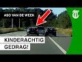 Aso-rijder duwt bestuurder van de weg