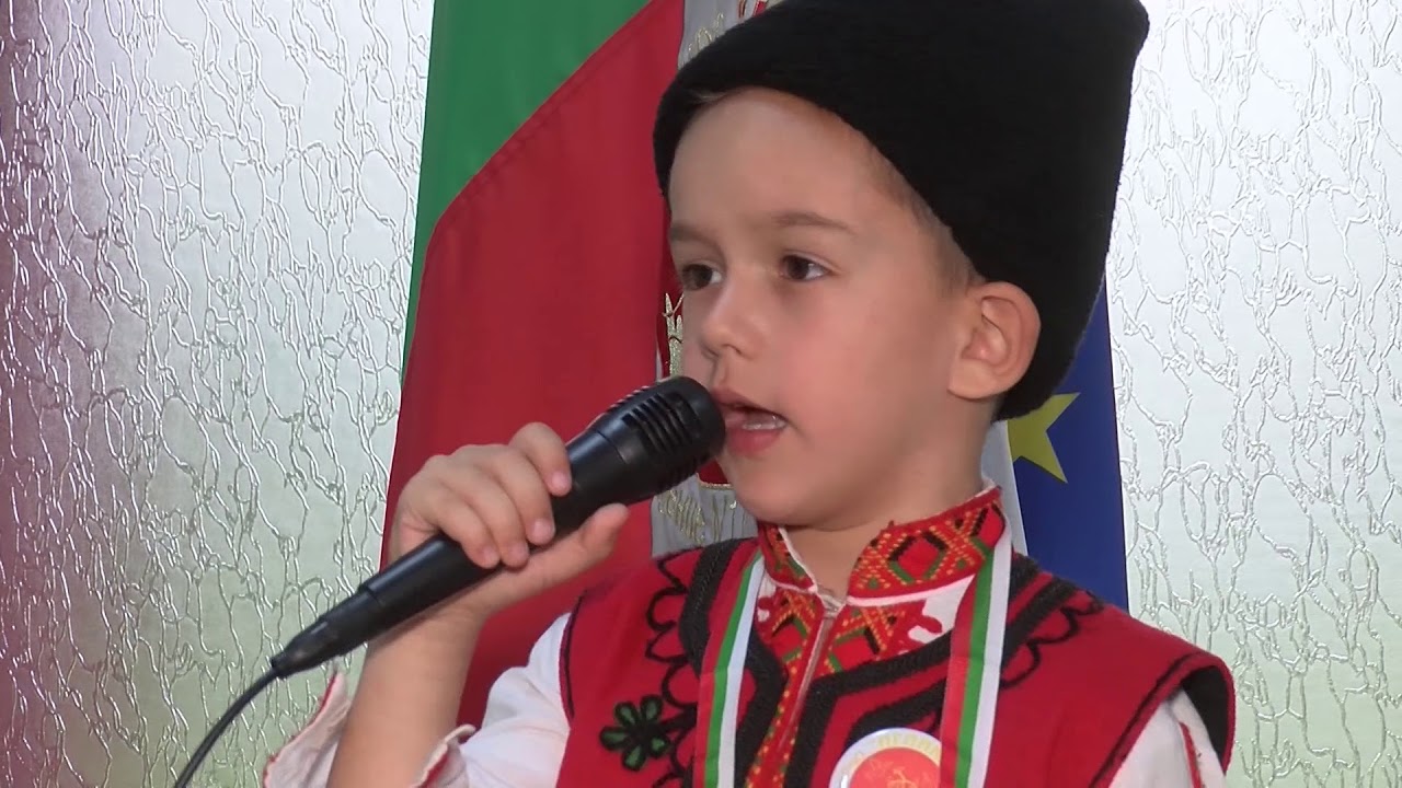 5-годишния Даниел Христов с куп медали и грамоти за народно пеене