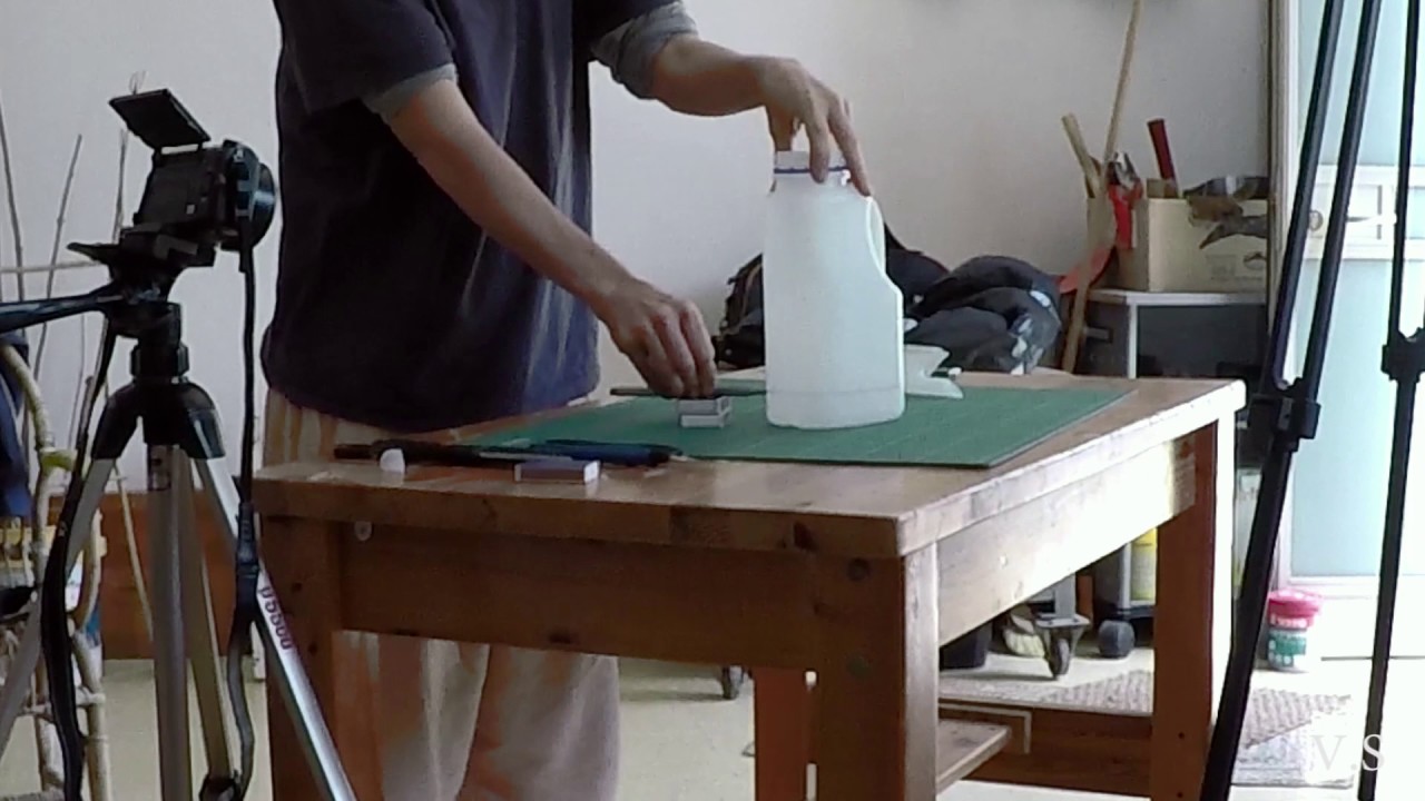 How to make a dish sponge holder from a yogurt container