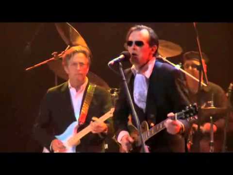 Joe Bonamassa 'Introducing Eric Clapton' to 'Further On Up The Road' from RAH Concert 2009