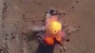 Смотреть онлайн В Сирии беспилотник кидает бомбу на автомобиль